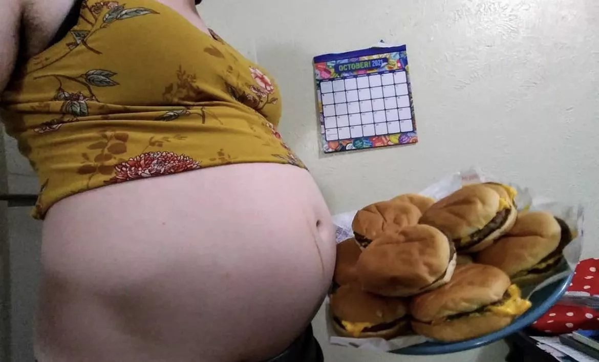 10 juicy burgers going into this gut. Who wants to feed me all of them? 🥵❤️🤰🏻 10 juicy burgers going into this gut. Who wants to feed me all of them? 🥵❤️🤰🏻