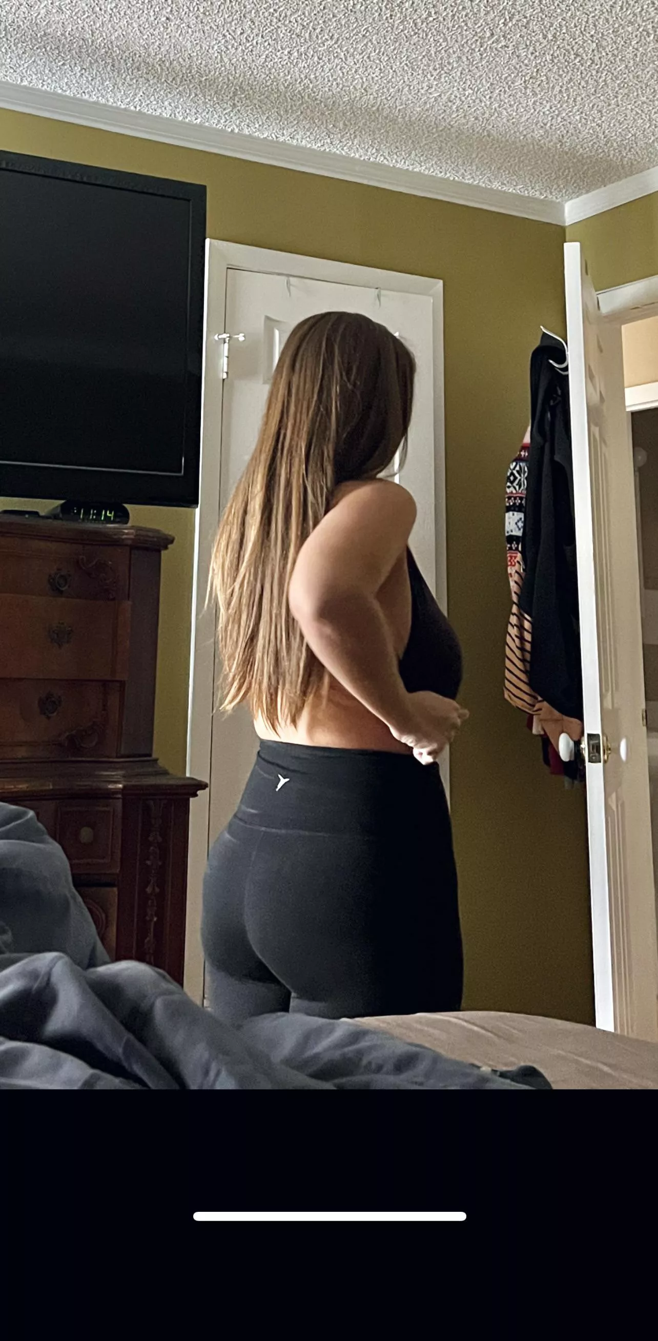 100 upvotes and I’ll show her tits.