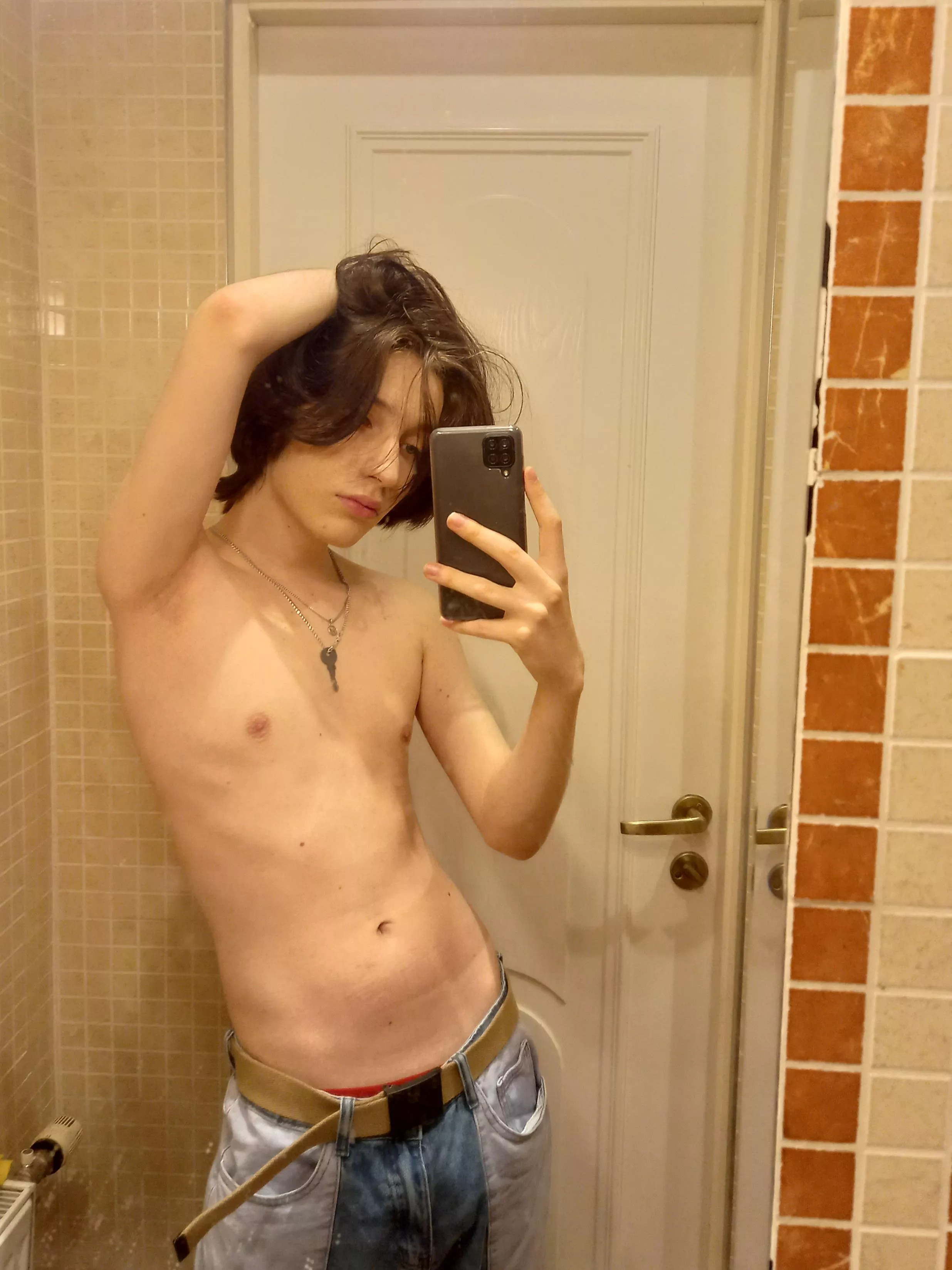 15 comments and I will go fully naked 👀