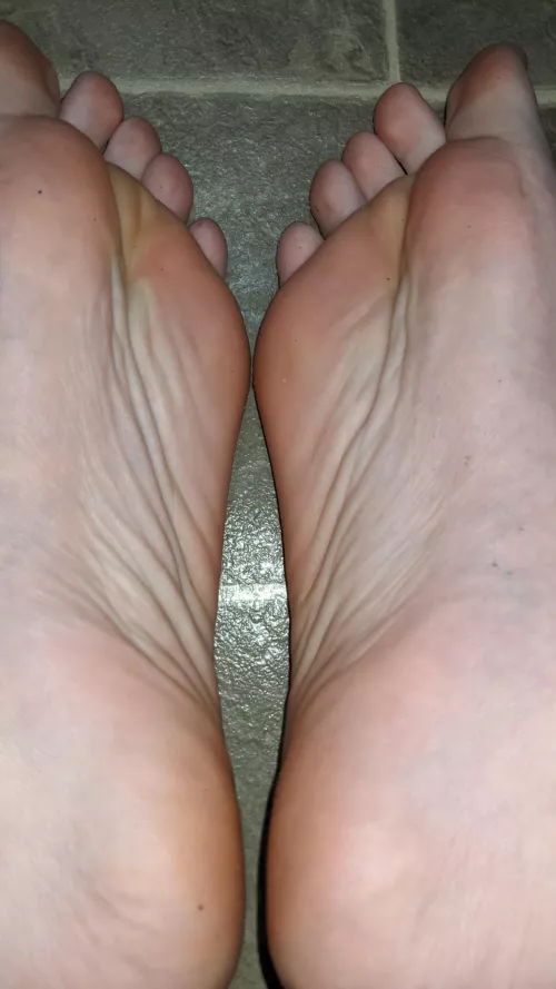 18 looking for a decent sized dick between my soles, DM meπ