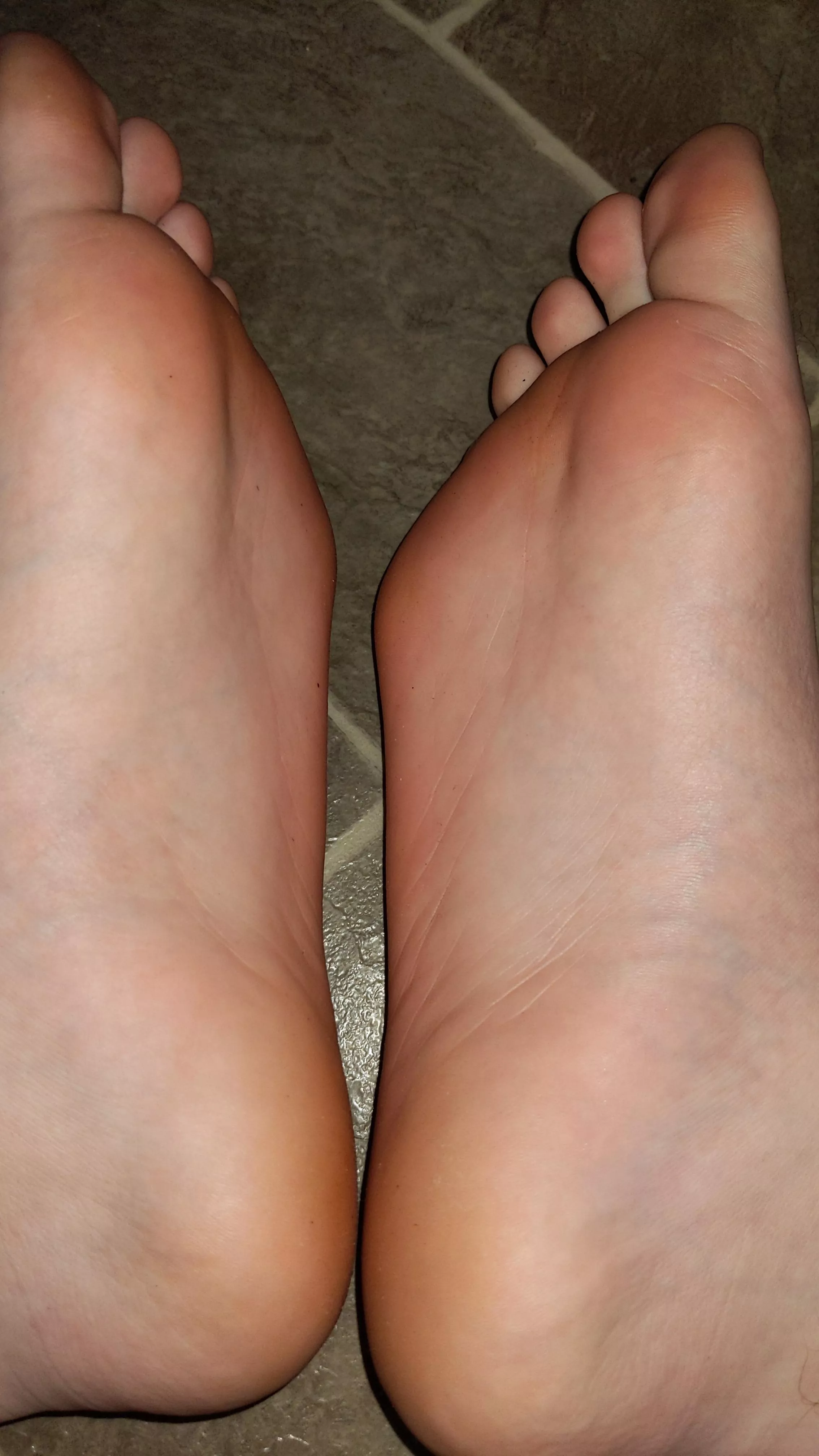 18 looking for a decent sized dick for between my soles, DM me 😉