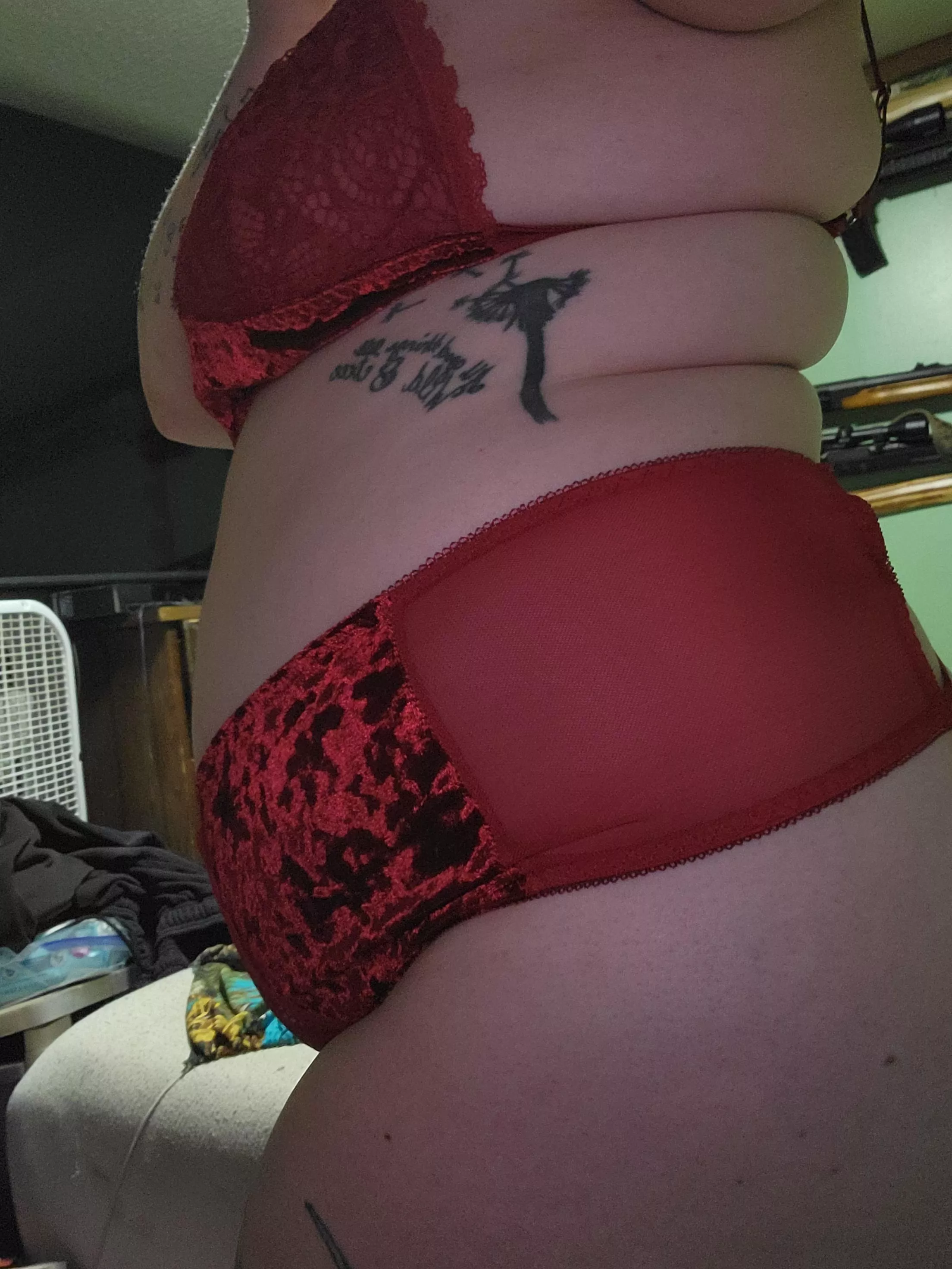 18 weeks pregnant. what would you take off first? 💜😈