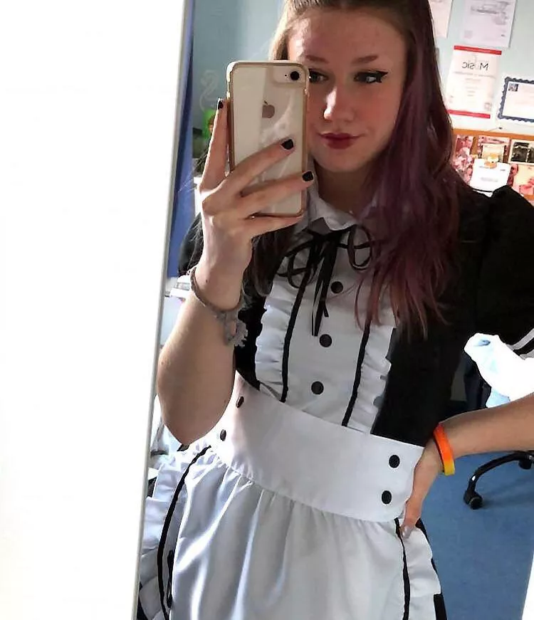 18 year old Bi maid at your service x