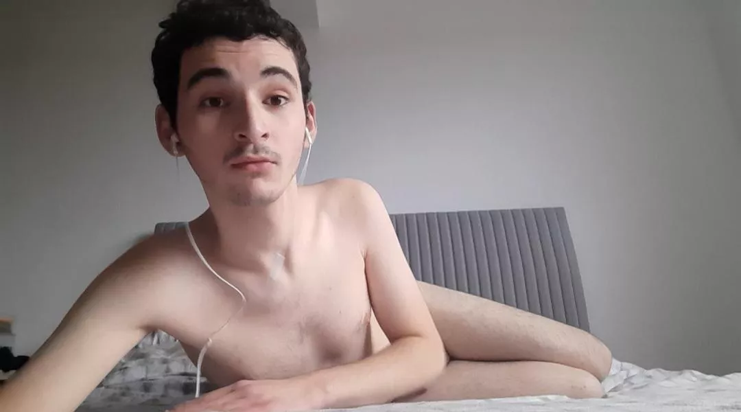 19 years old boy naked in his bed, would you join me ?