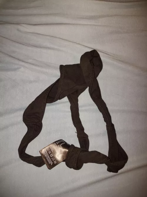 19 yo Sisters Thong,it smells soooo good😍 dm if you want to chat,and upvote if you like her thong.also leave a nice comment ;)