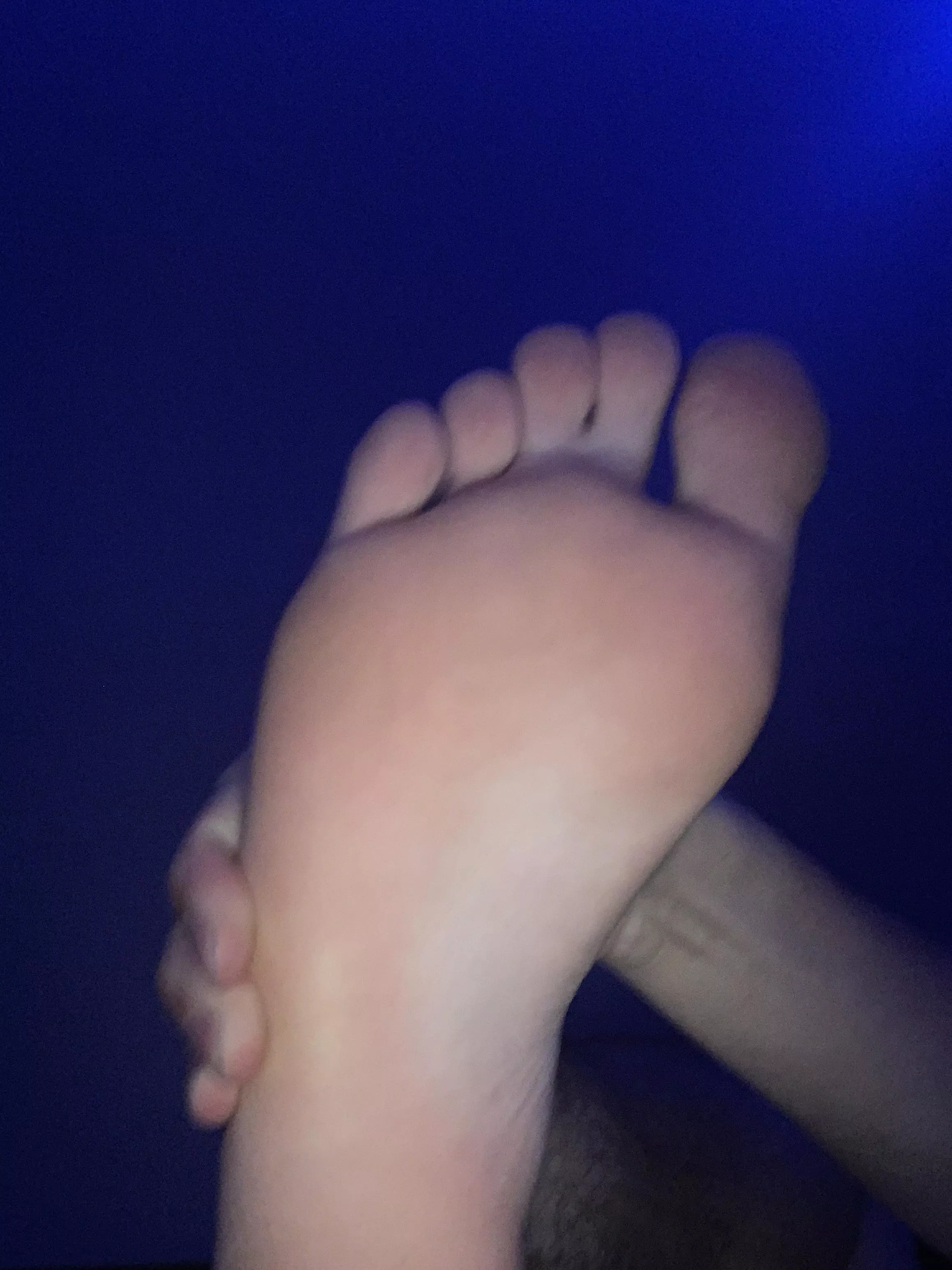 19m I love feet sm, HMU I’d love to see some hot feet and trade