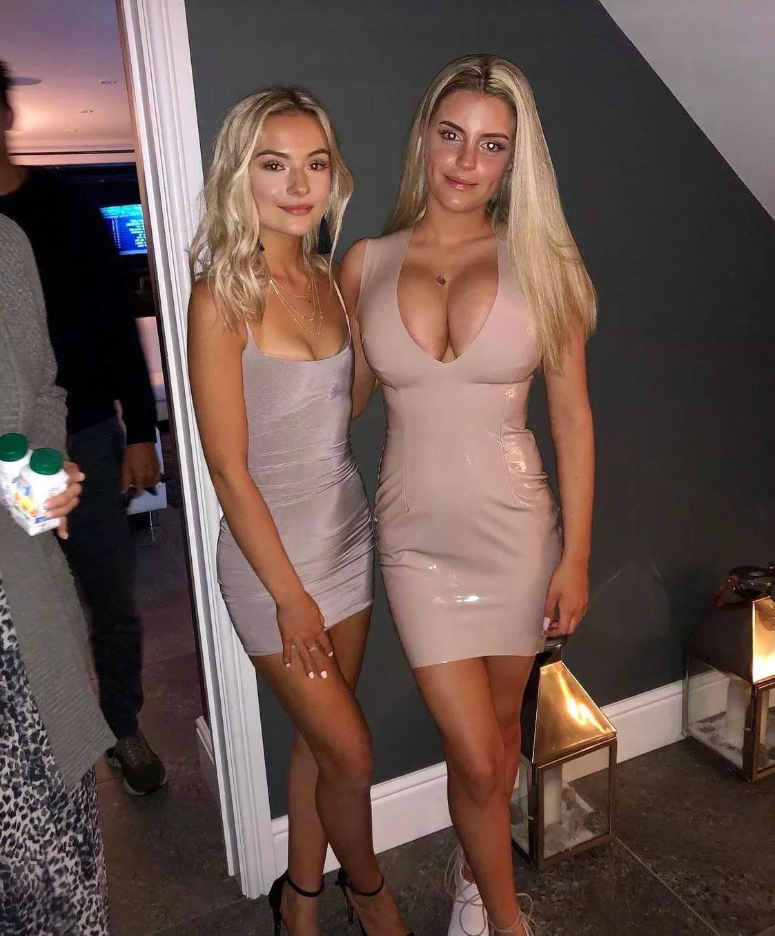 [2] Blonde girls