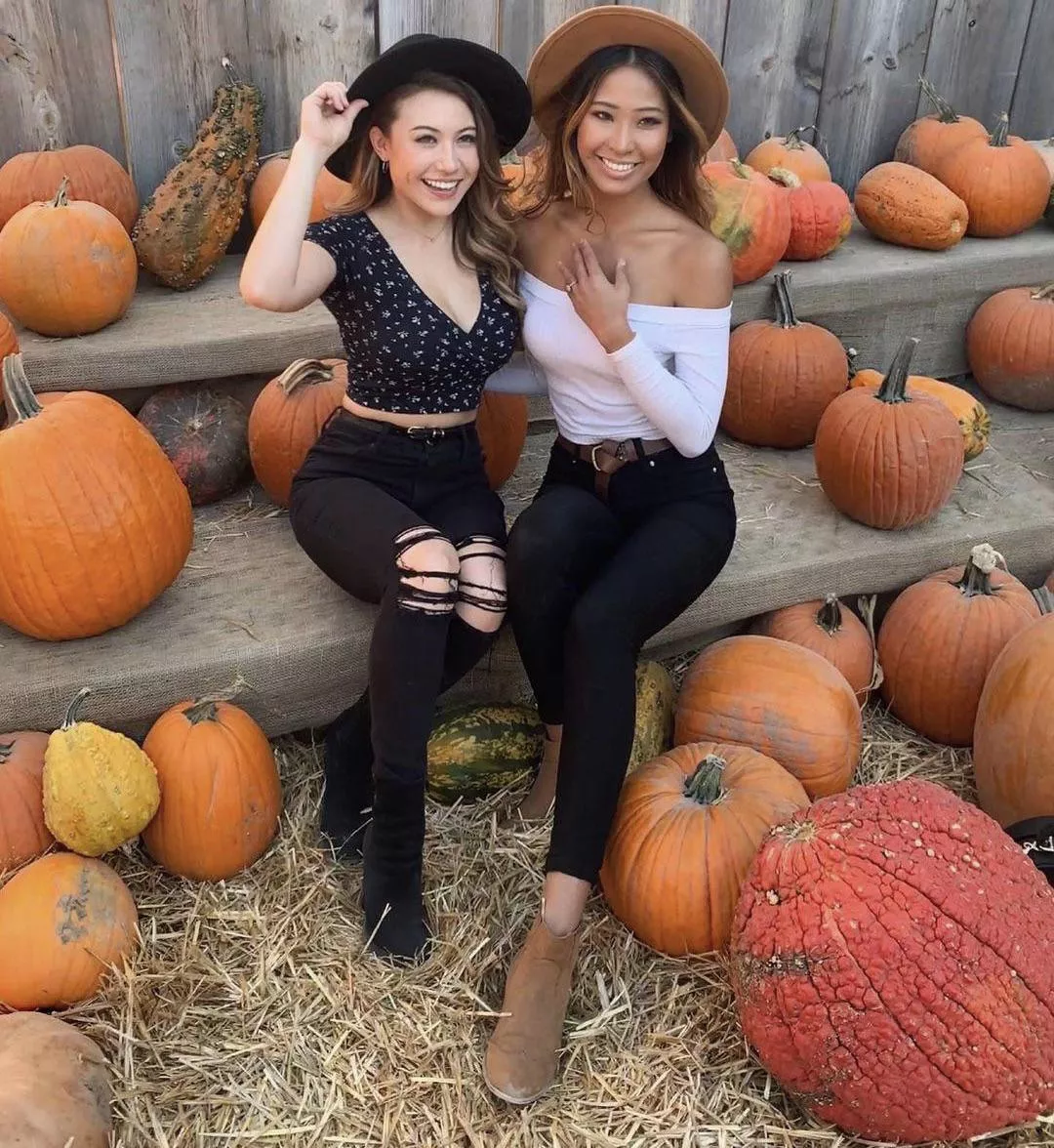 [2] Cute Ladies at the Pumpkin Patch