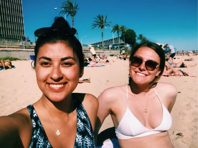 2 hotties at the beach, pick one