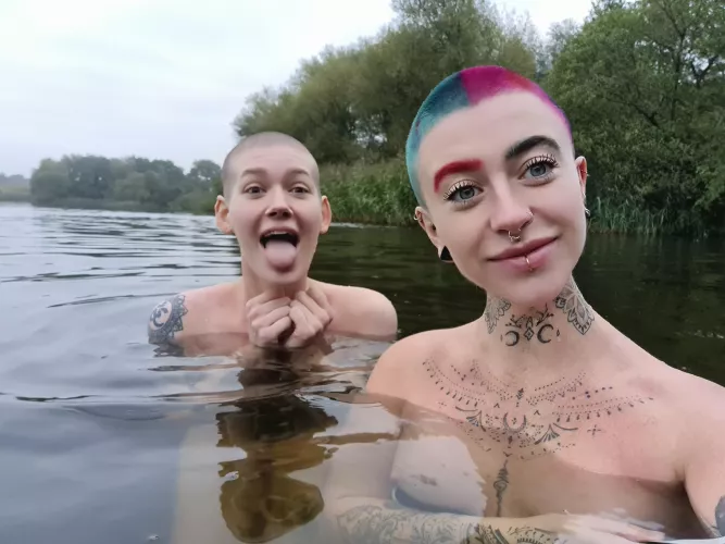 2 short haired hottest enjoying that cold water ๐ง ๐
