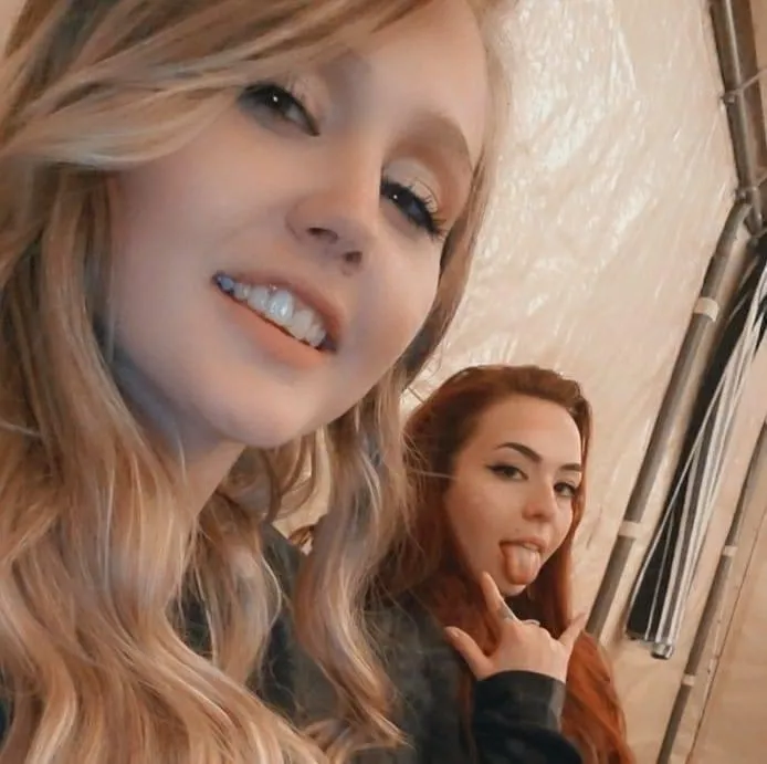 [2] You have to face fuck one of us, who are you choosing? 🙈 1 for blonde / 2 for redhead ❤️