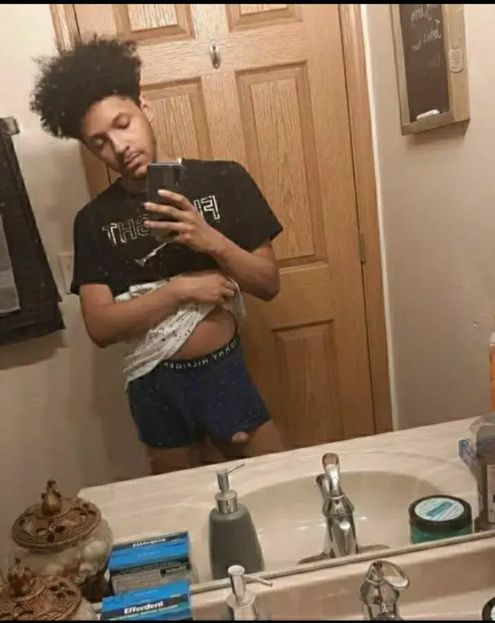 20 im looking a tall bottoms 6'1 to 6'7, who likes video games, nerd culture, music and fitness / nutrition whos around my age. Looking to date if we click ;)