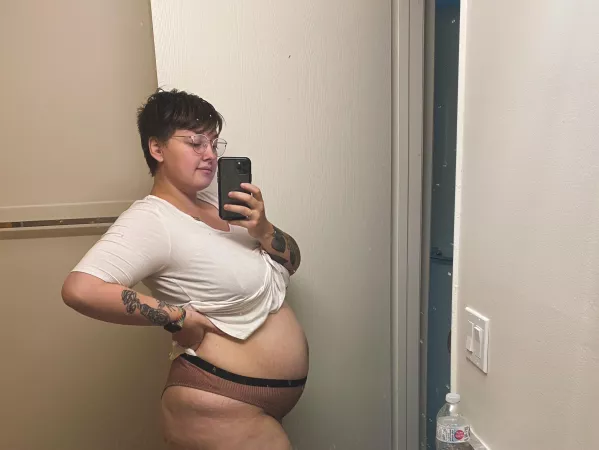 20 weeks pregnant! Already lactatingโฆmy goodness I feel sexy