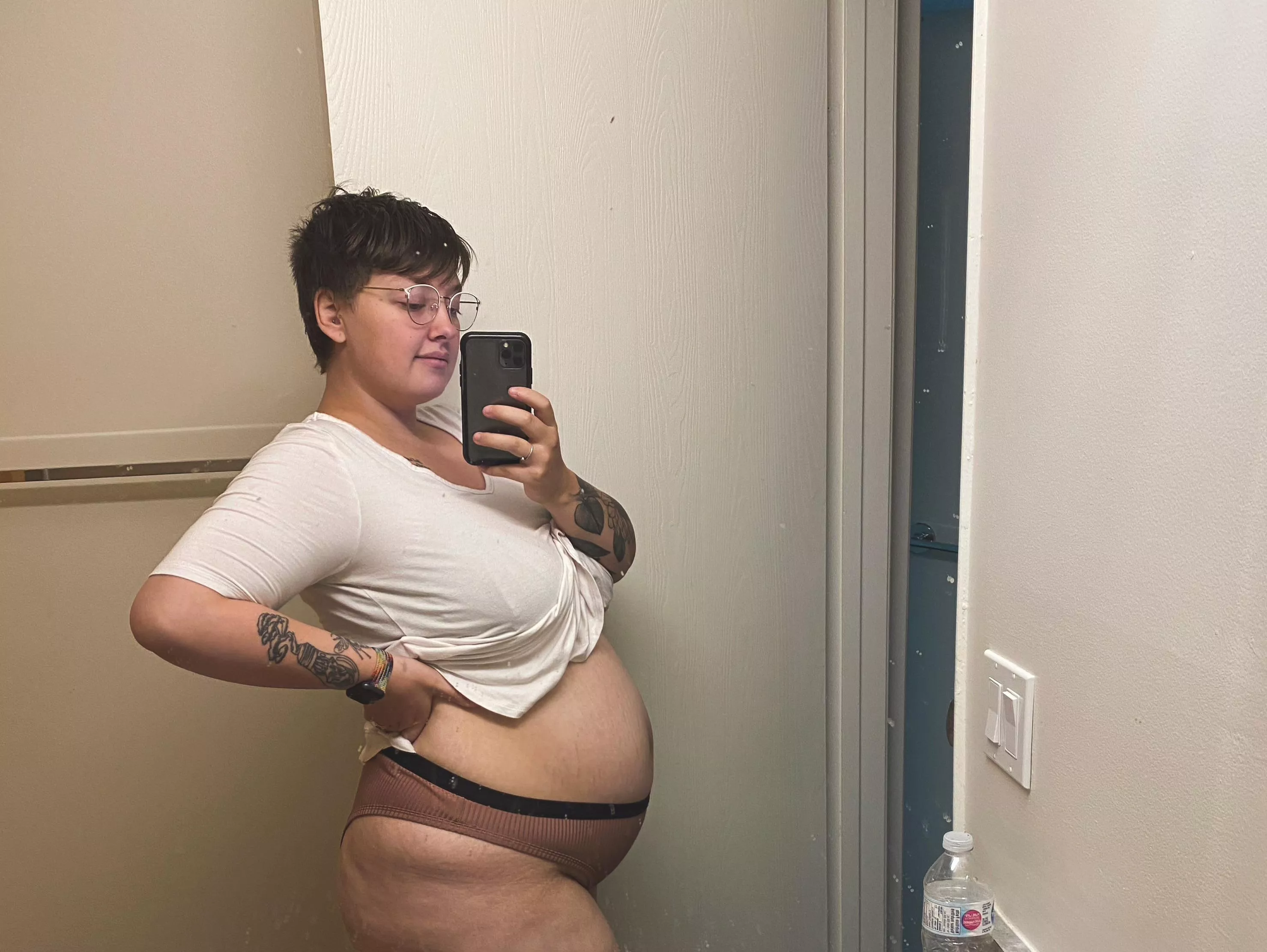 20 weeks pregnant! Already lactating…my goodness I feel sexy