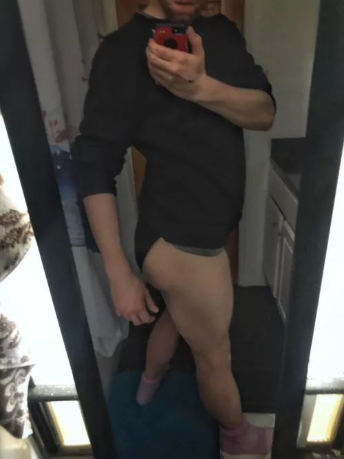 2022 goals— turn these buns into cakes, learn how to pose properly, and upgrade my underwear game to y’all’s level😅😅