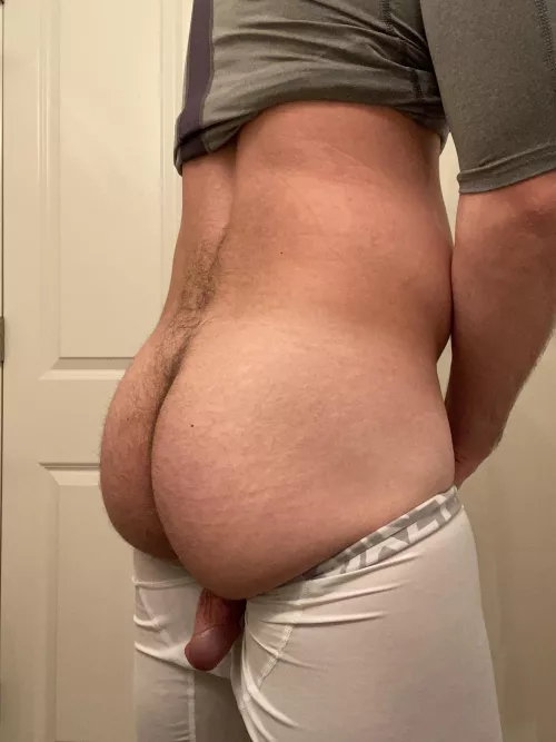 20M first time trying more of a side shot. always up for suggestions of poses/angles in the comments 👇🏼