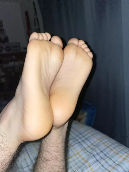 20M, looking to worship a guy’s feet in the Orlando, Florida area. Hmu if you want your feet worshiped