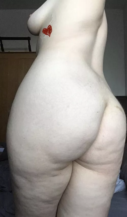 21, 5’6”, 162 lbs. Saturday is for cellulite