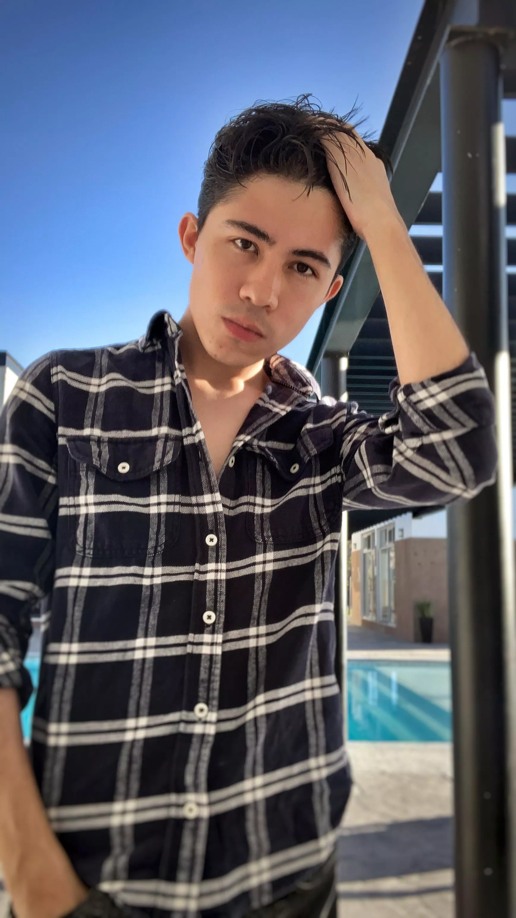 21. Got this pic today at a familiar party. Lmk what you think 😸also feel free to HMU. Hugs