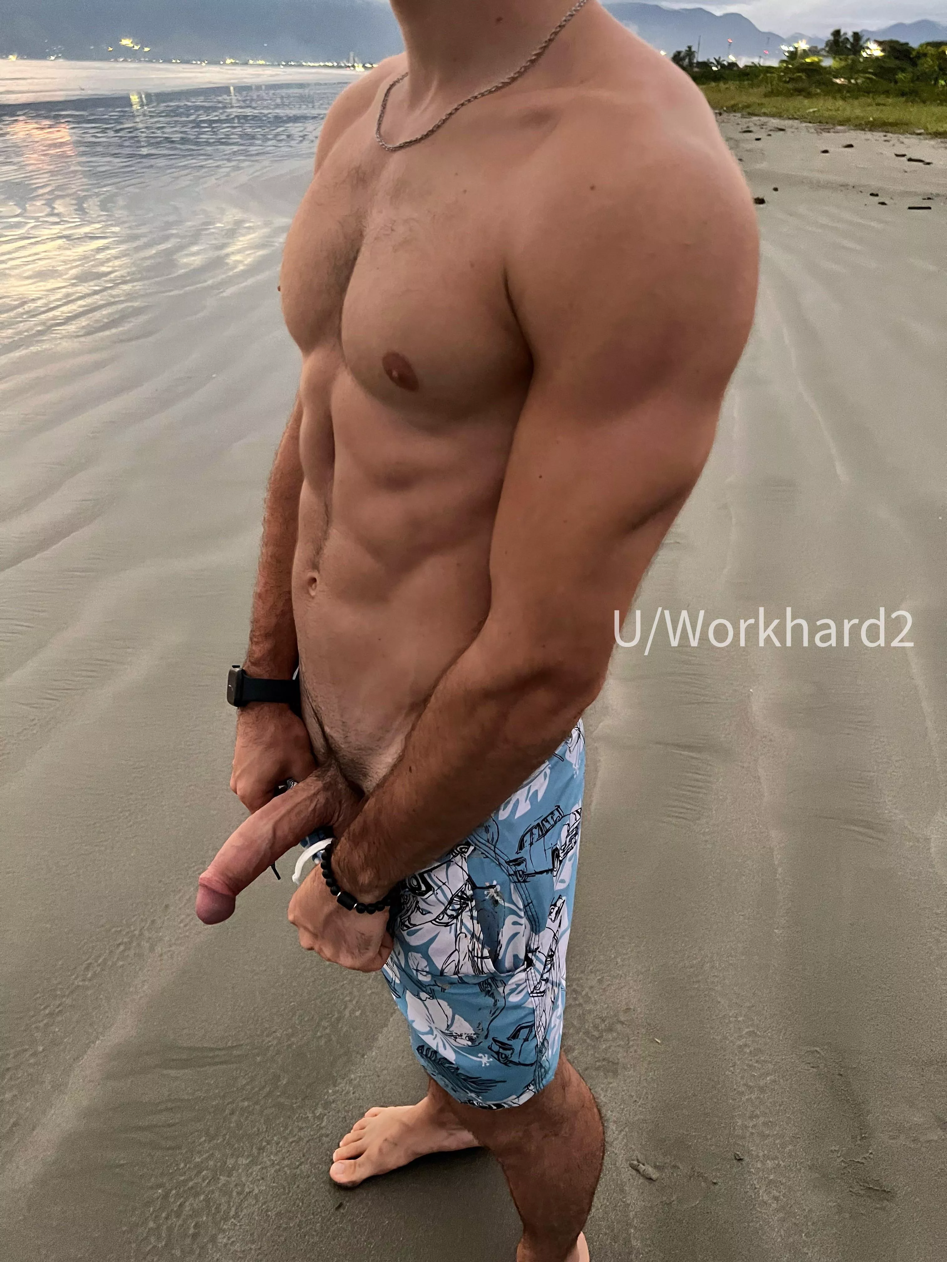 [21] When the bro is alone at the beach 😝