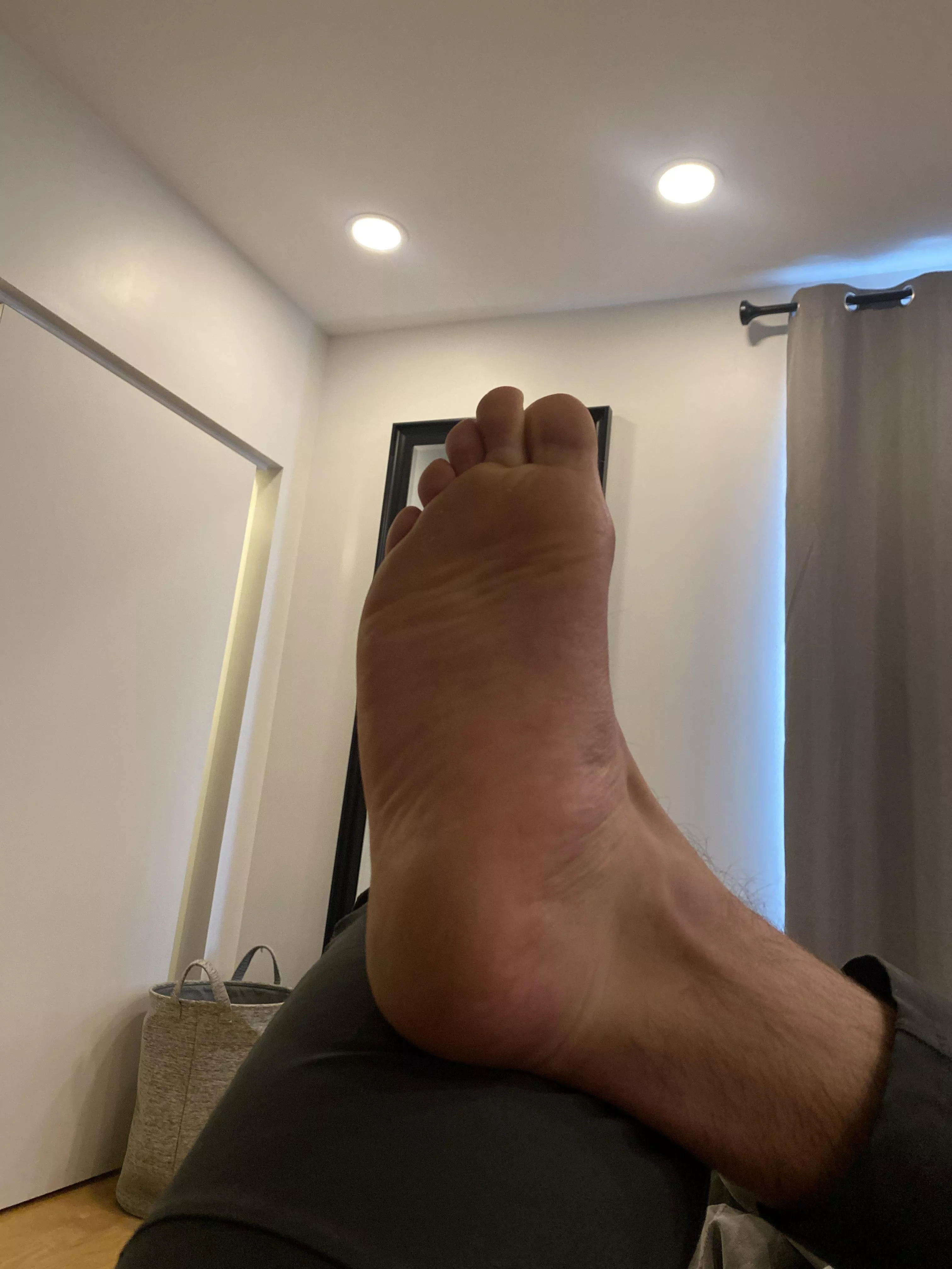 21 yo tall fit and hung college dude. Check my profile for more! Shoot me a dm if you like more!