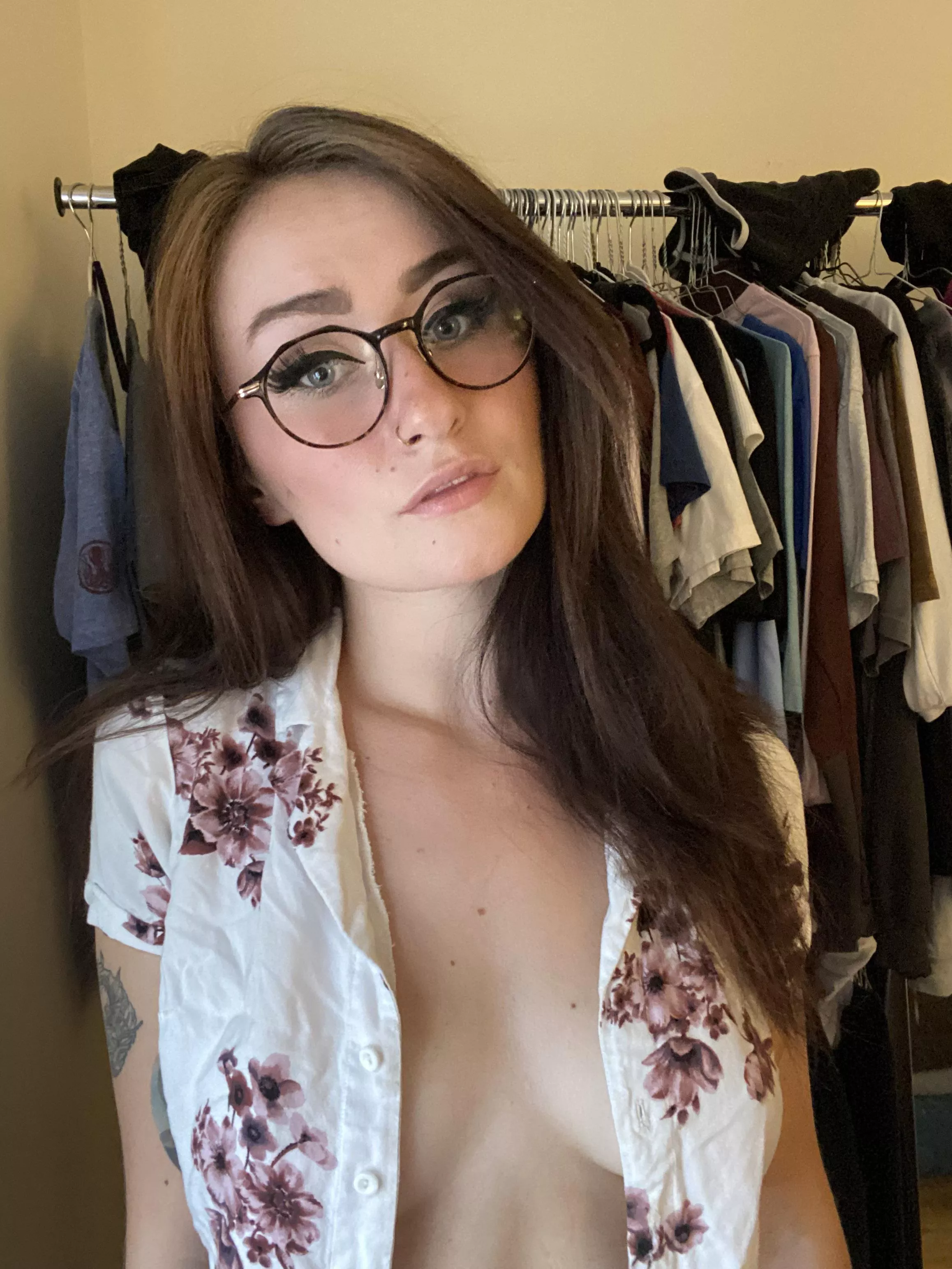 🤓 (22 F)
