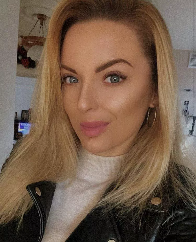 22 [F4M] Dominatrix for subs and slaves. User is cryptogoddess19