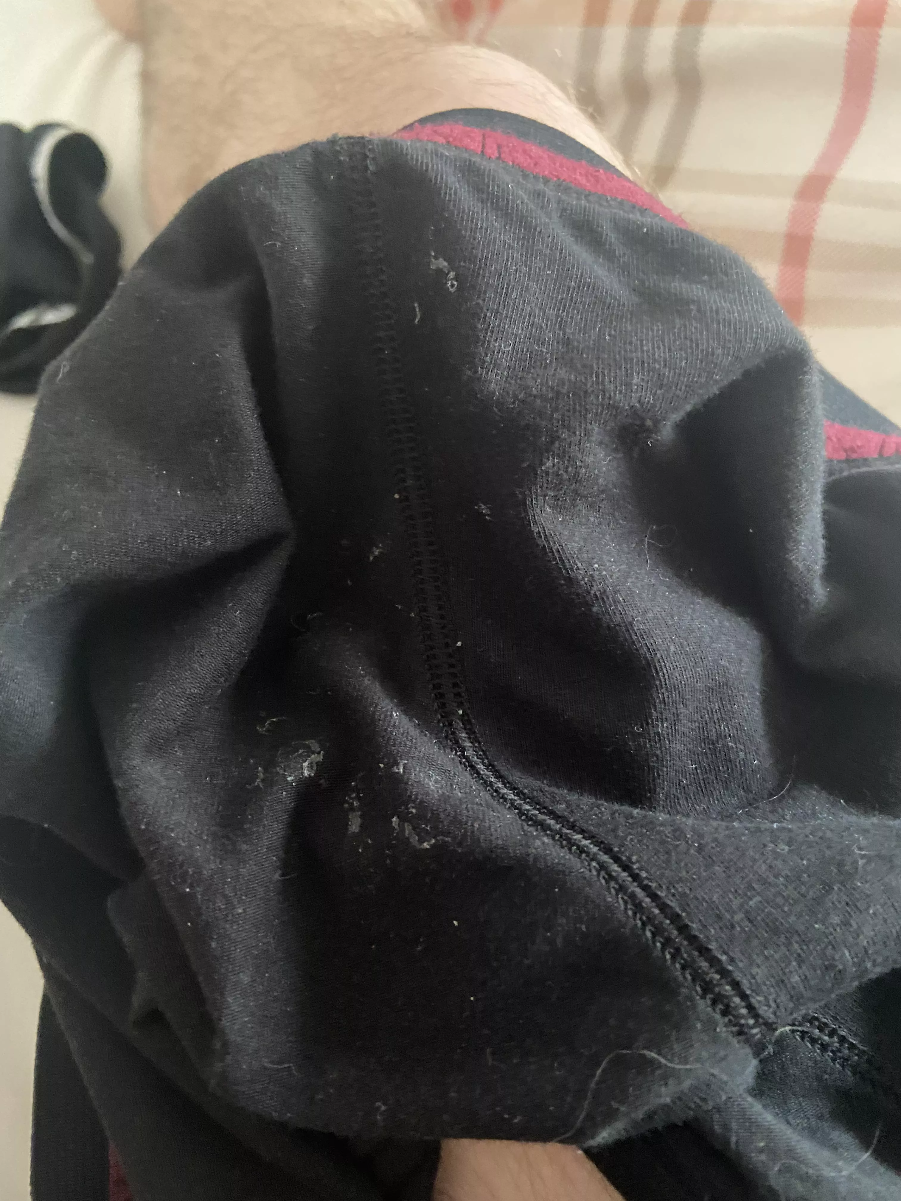 22 [m] bottom, found little cumstains on my friends boxers. The smell made me so horny 🤤