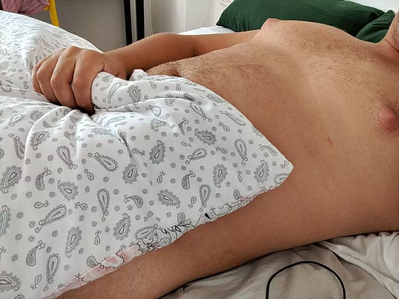 22 m looking for someone to play with my nipples...