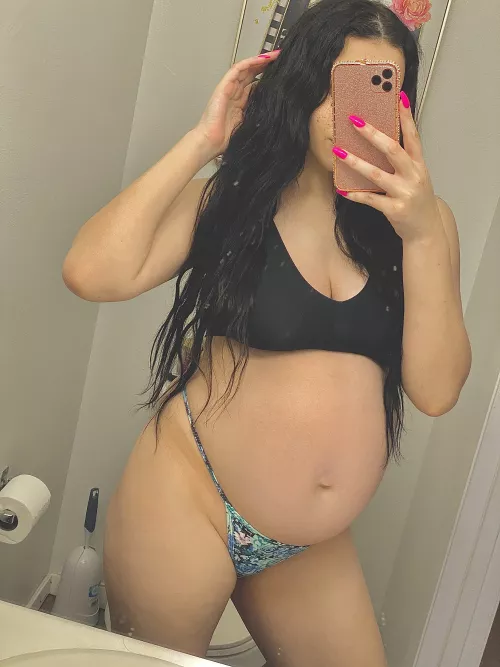 22 & on my 2nd baby.. doesnโt my body just hold pregnancy so beautifully?