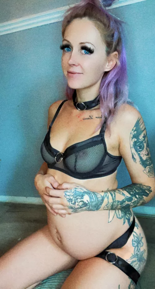 22 weeks pregnant! 🤰 come watch my pregnancy progress if you find me hot🥺💋