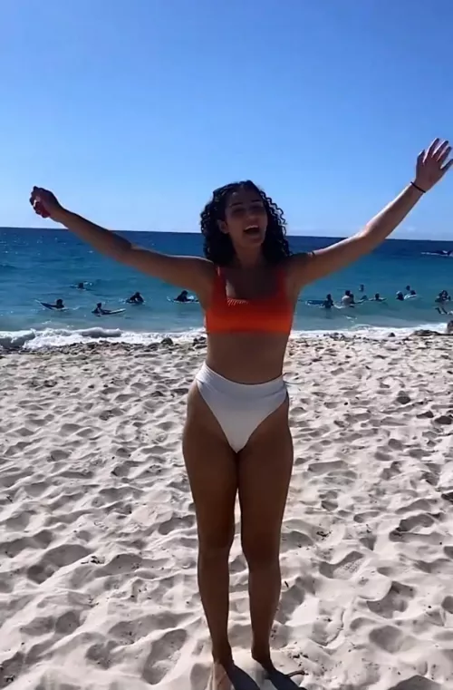 22F I miss the warm weather and the beach