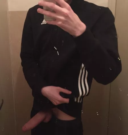 24 dutch with a boyfriend. Looking for fun with fit guys. Let me know if youβre interested