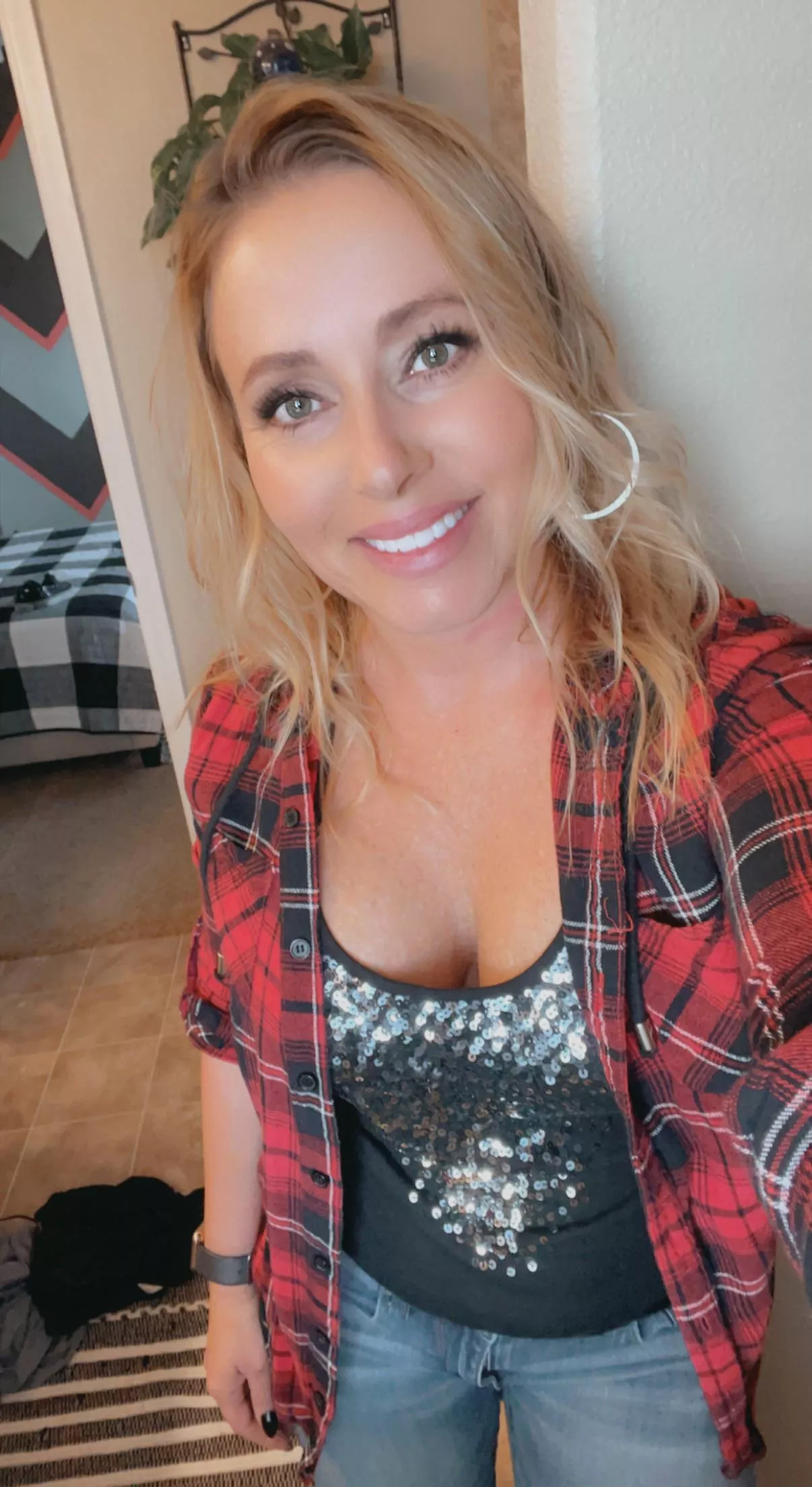 24 hr 50% off sale to my VIP page. No spamming, asking for money or PPV. Just this Midwest girl having fun with you. 24 hr 50% off sale to my VIP page. No spamming, asking for money or PPV. Just this Midwest girl having fun with you.