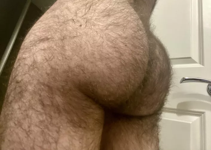 24 in shape bottom with a big furry bubble butt 😈 DMs are open