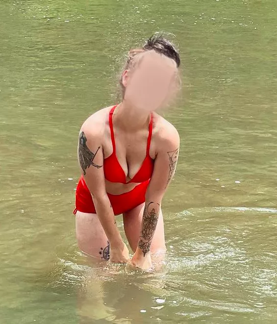 25 F. Single Mom. How do I look in red?