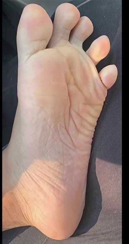 25M connecticut - Hit me up if you want to suck my toes and lick my soft soles in my car (Iโll drive to you)