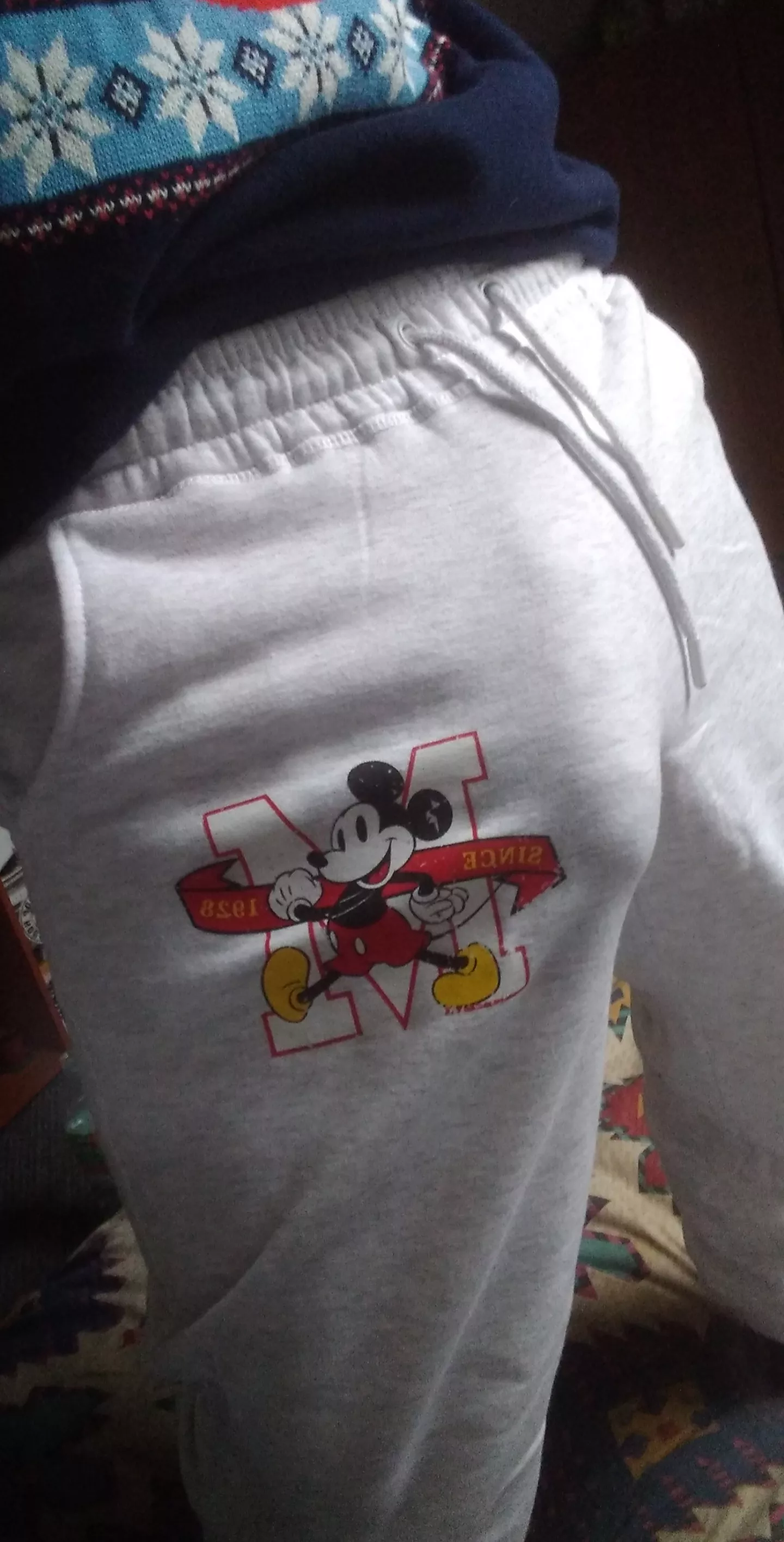 [27] Thinking I should buy more white sweats 😏🍆