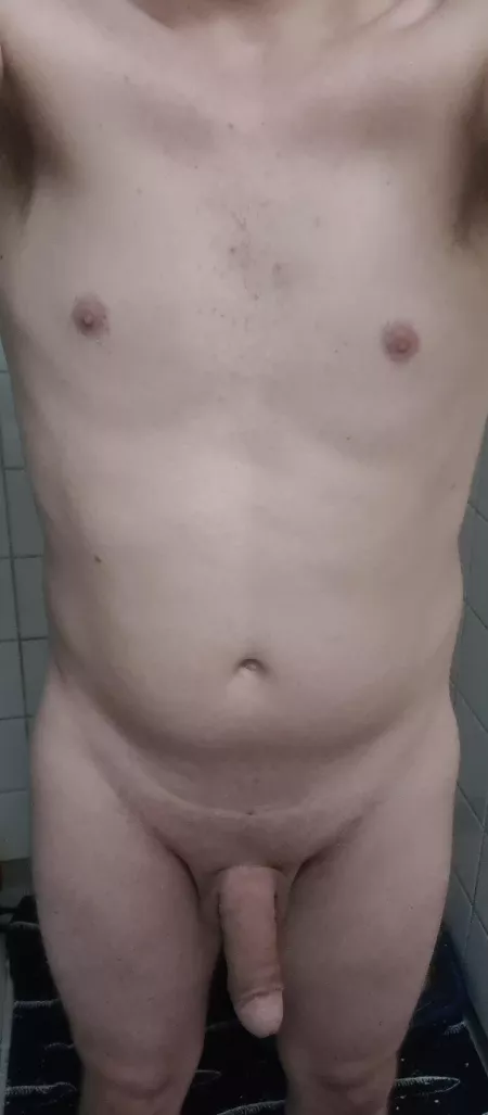 [28, 72kg, 180cm] Insecure about my body. Trying to learn to accept it. Would love some feedback