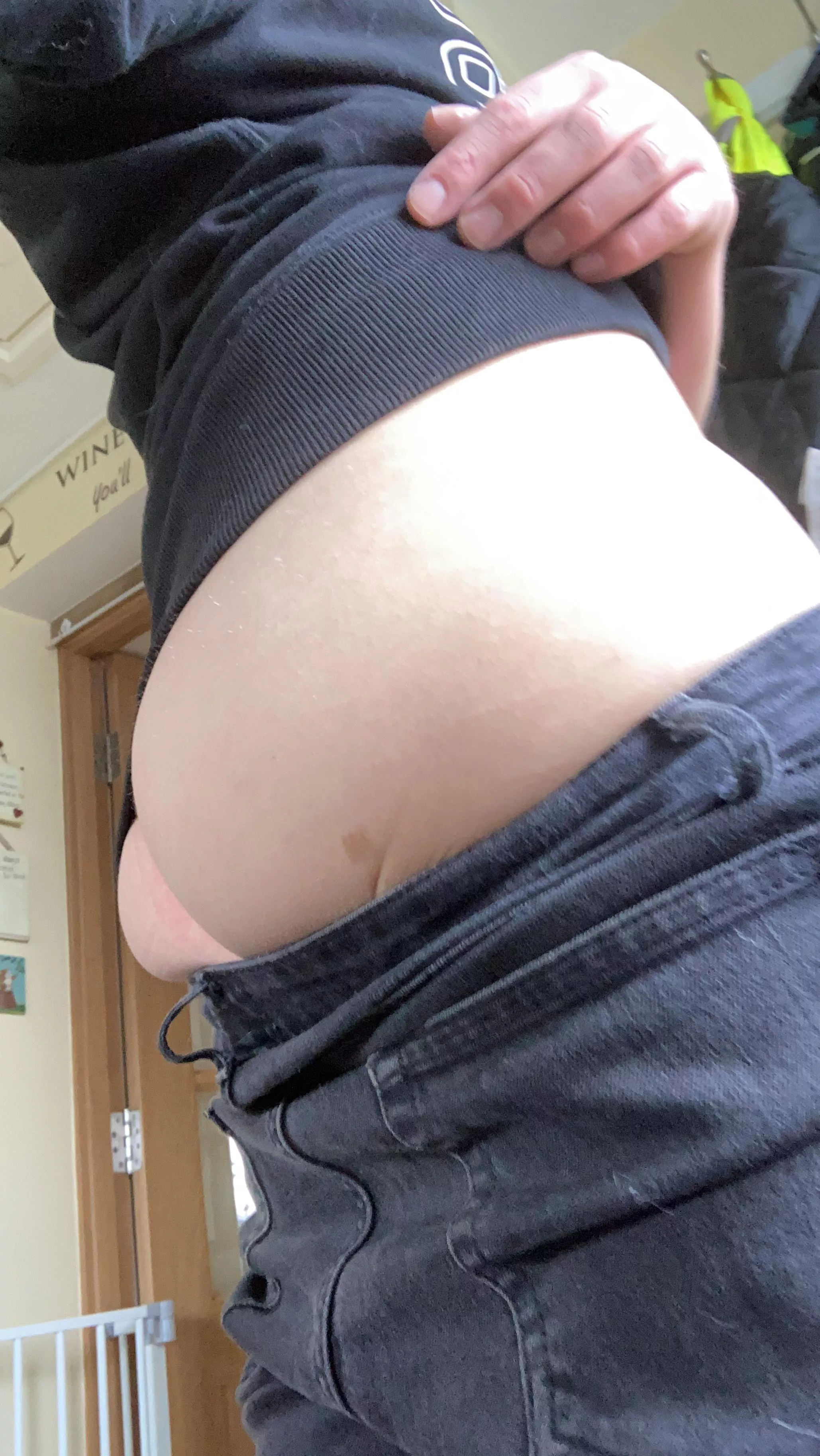 28 needing a big dick for this smooth round ass