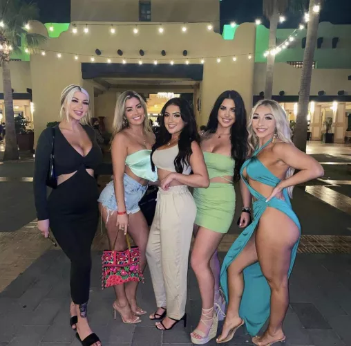 3 blondes + 2 brunette