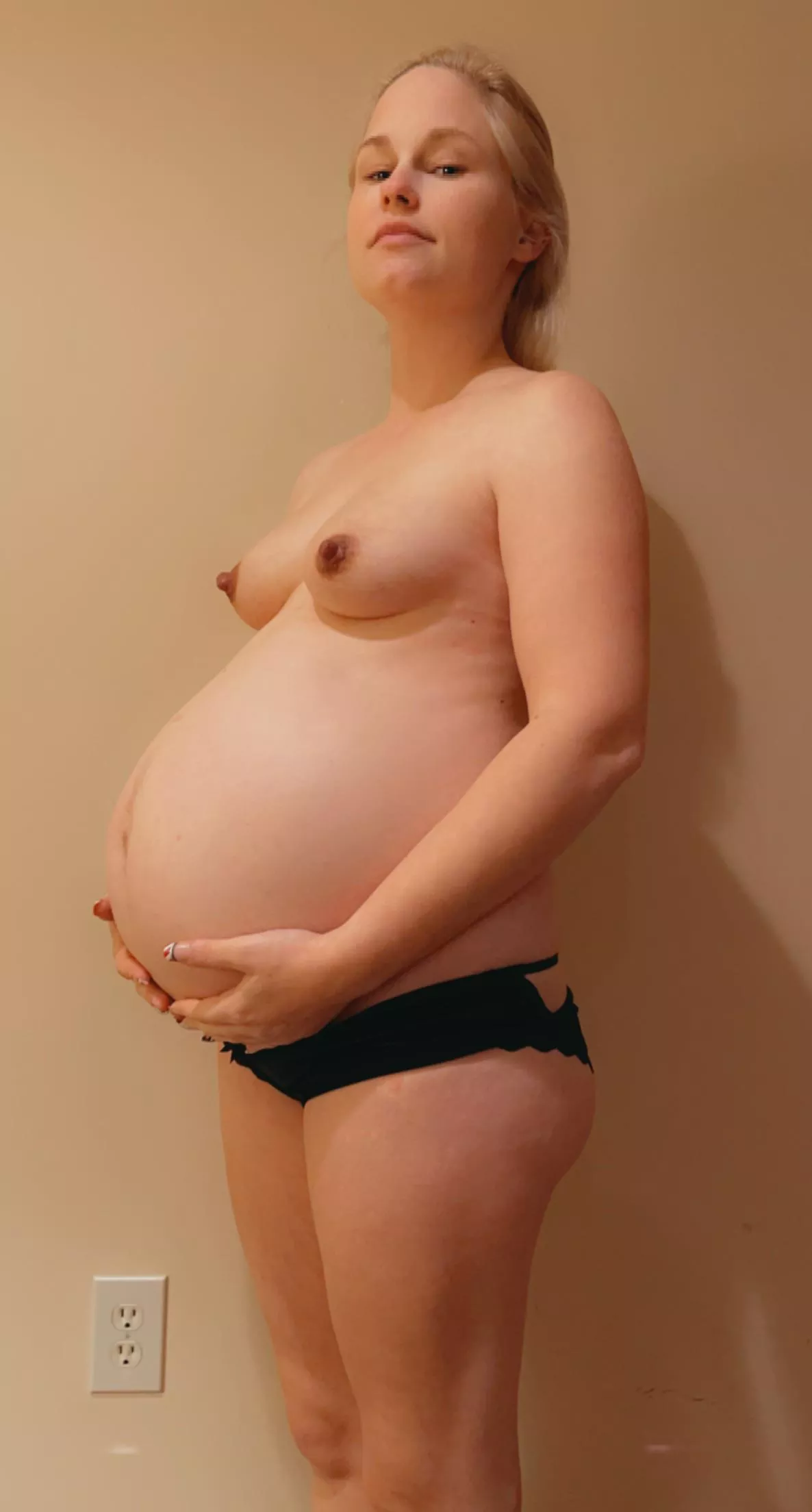 30 weeks pregnant. I do custom content and personalized videos. DM me for more information about it 30 weeks pregnant. I do custom content and personalized videos. DM me for more information about it