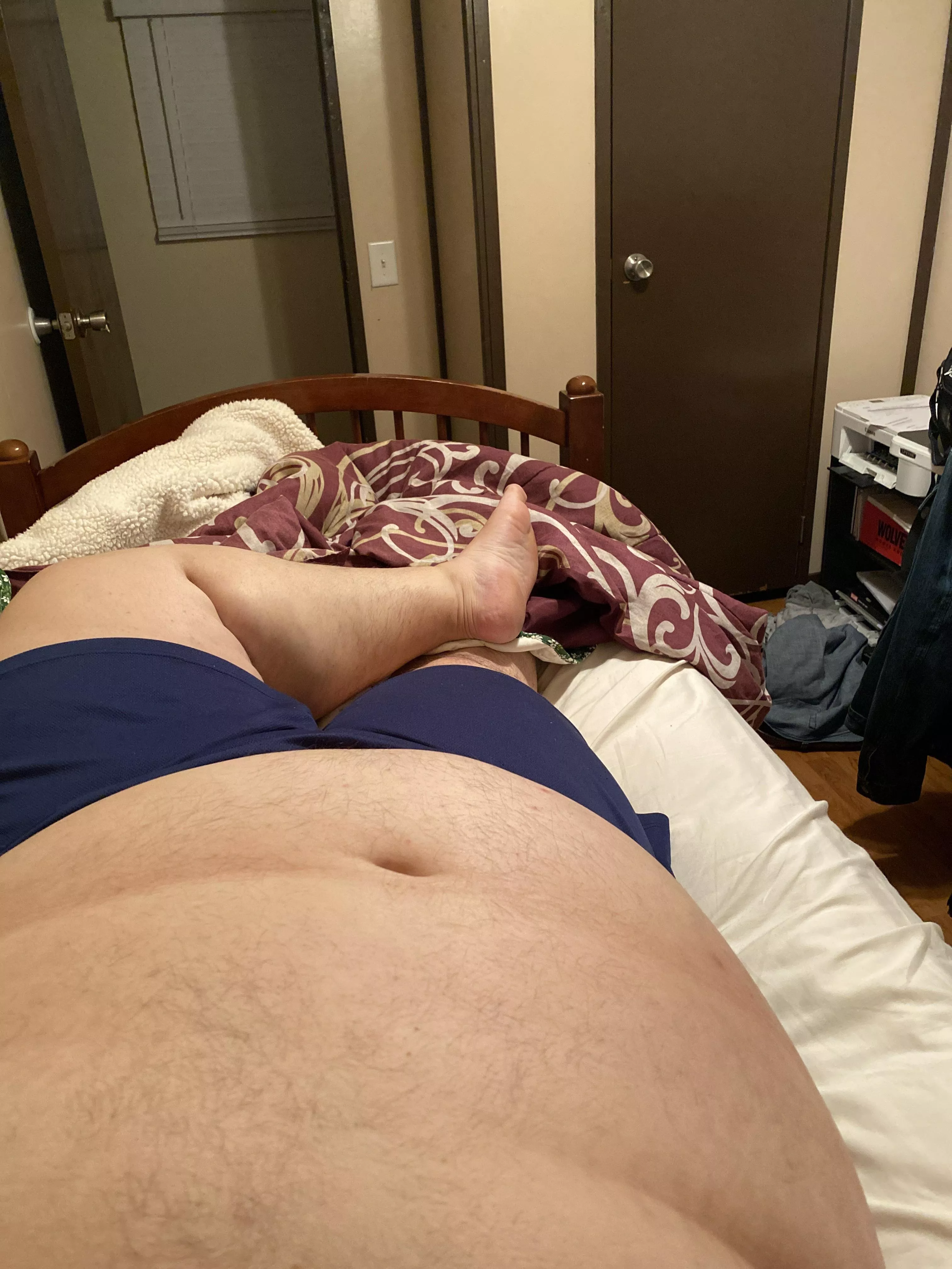 30M4F- Relaxing in this tiny bed at families for Christmas.