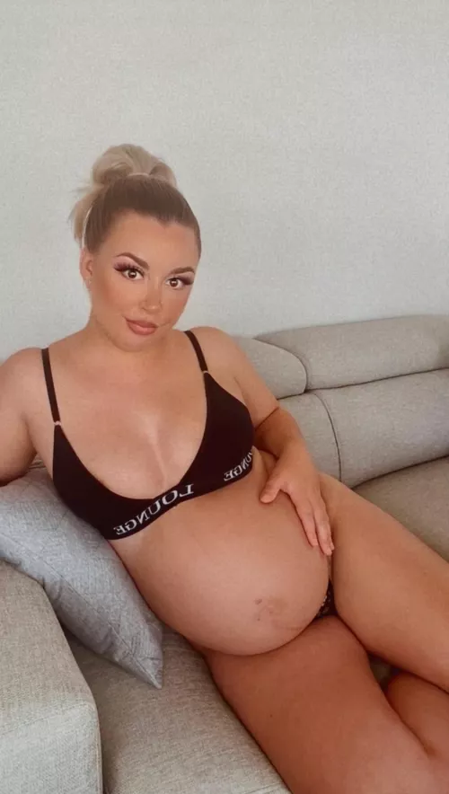 32 weeks 🥰 what’s your favourite thing about pregnant women?