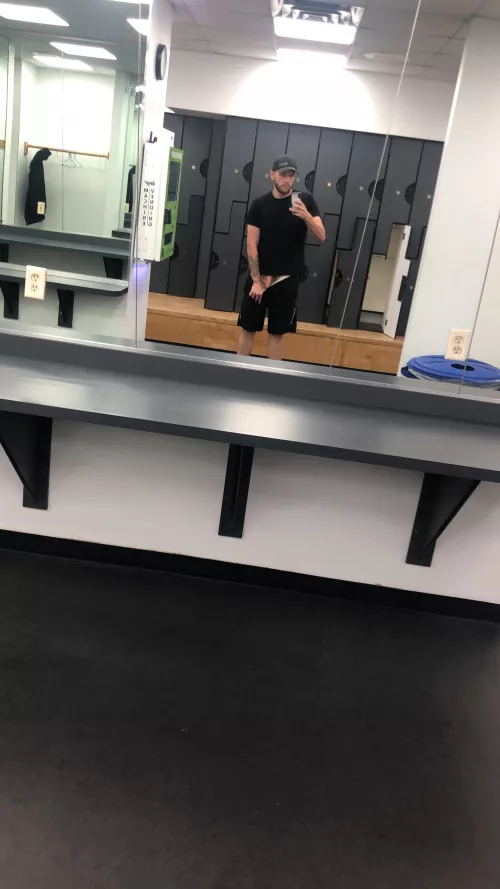 [32]Locker room peak.