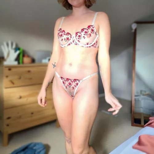 34, Mom of 2. Decided she wants to start sharing her body with the world. If you enjoy, there's more to come!