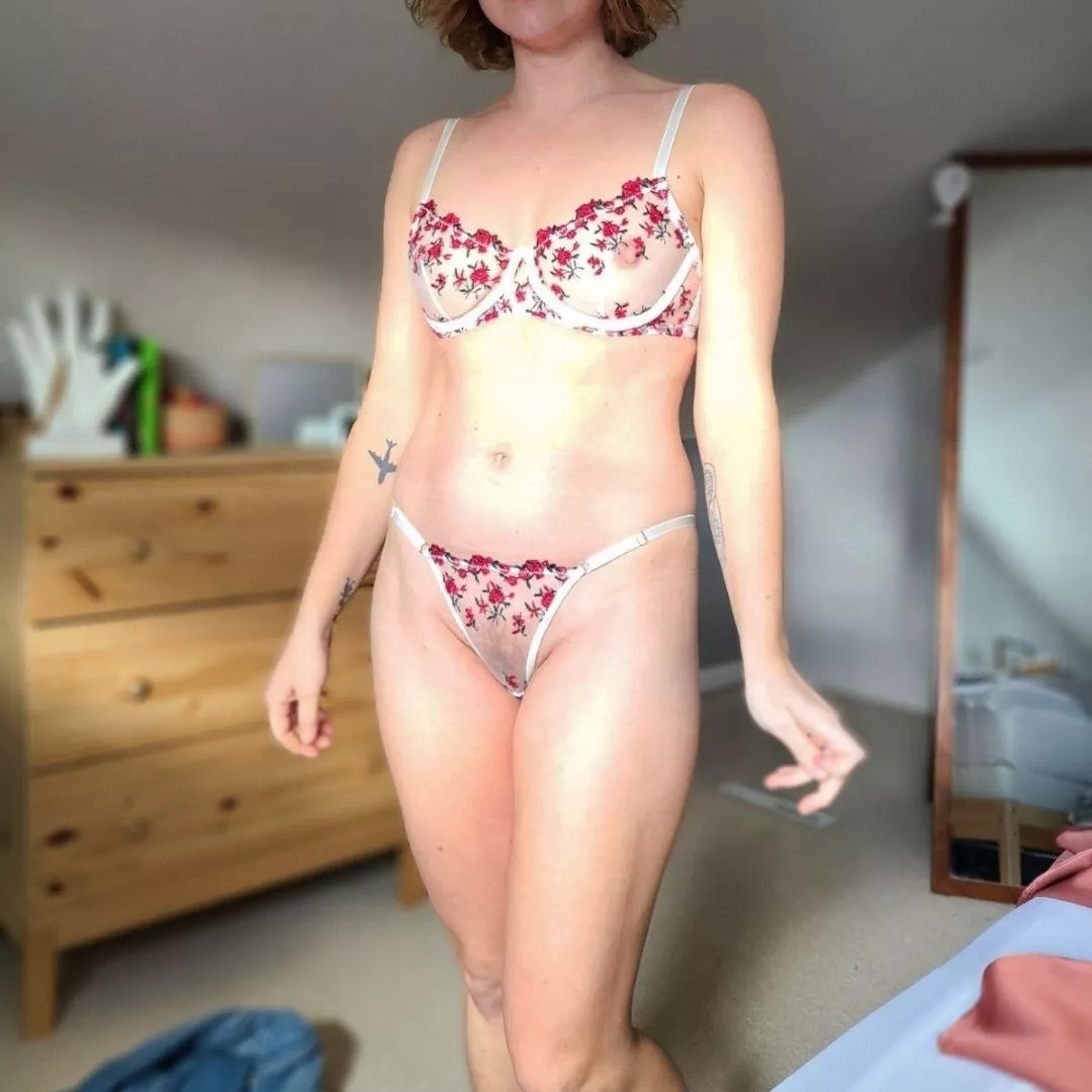 34, Mom of 2. Decided she wants to start sharing her body with the world. If you enjoy, there's more to come!