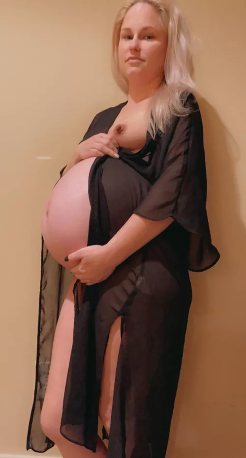 34 weeks pregnant I am so wet and horny! DM for more information on custom content.
