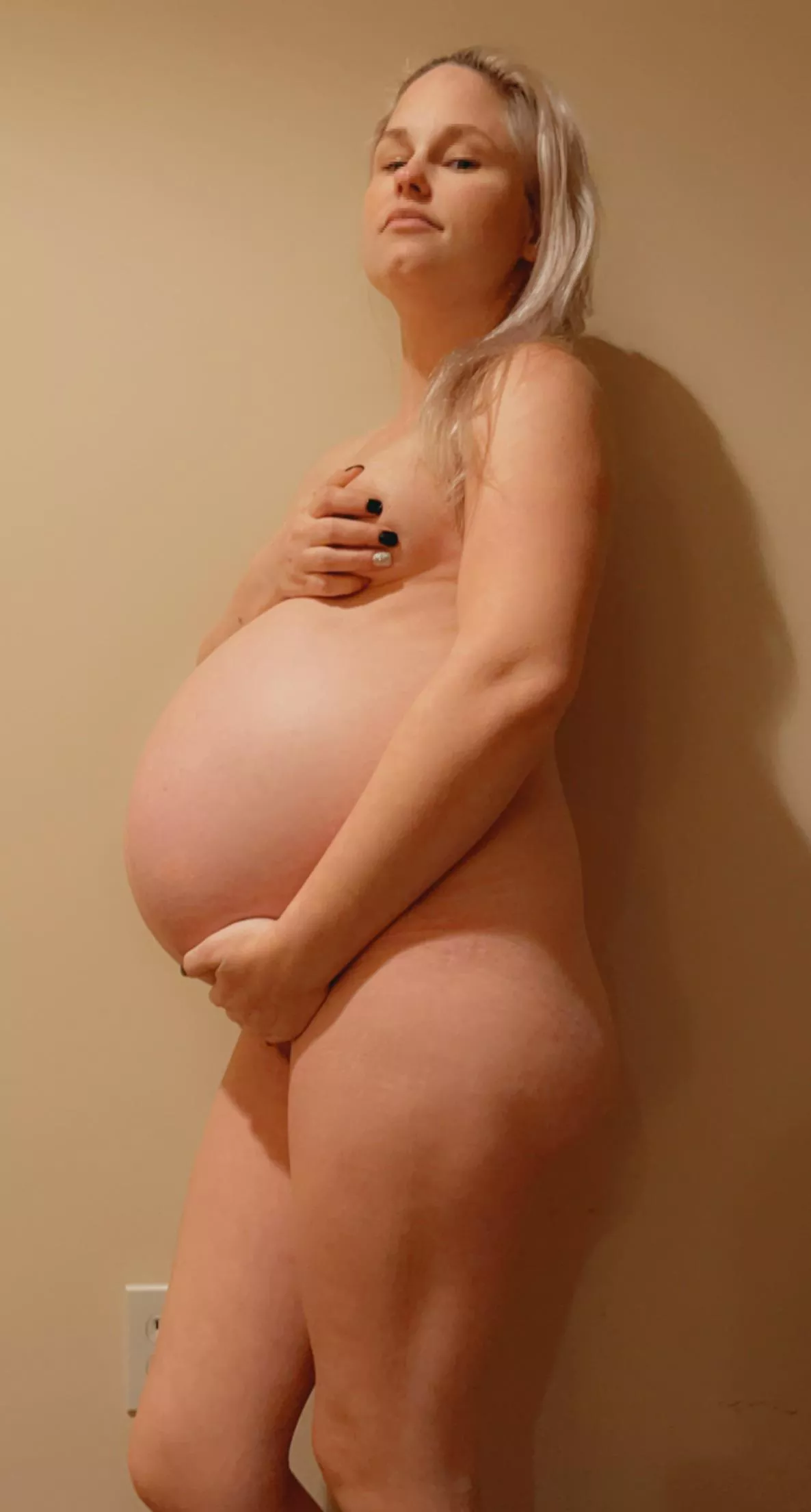 34 weeks pregnant waiting for you to cum with me! DM for more information about custom content.