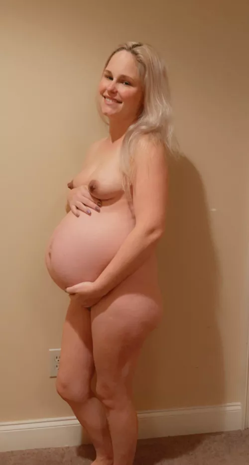 35 weeks pregnant, who wants to make me cum?
